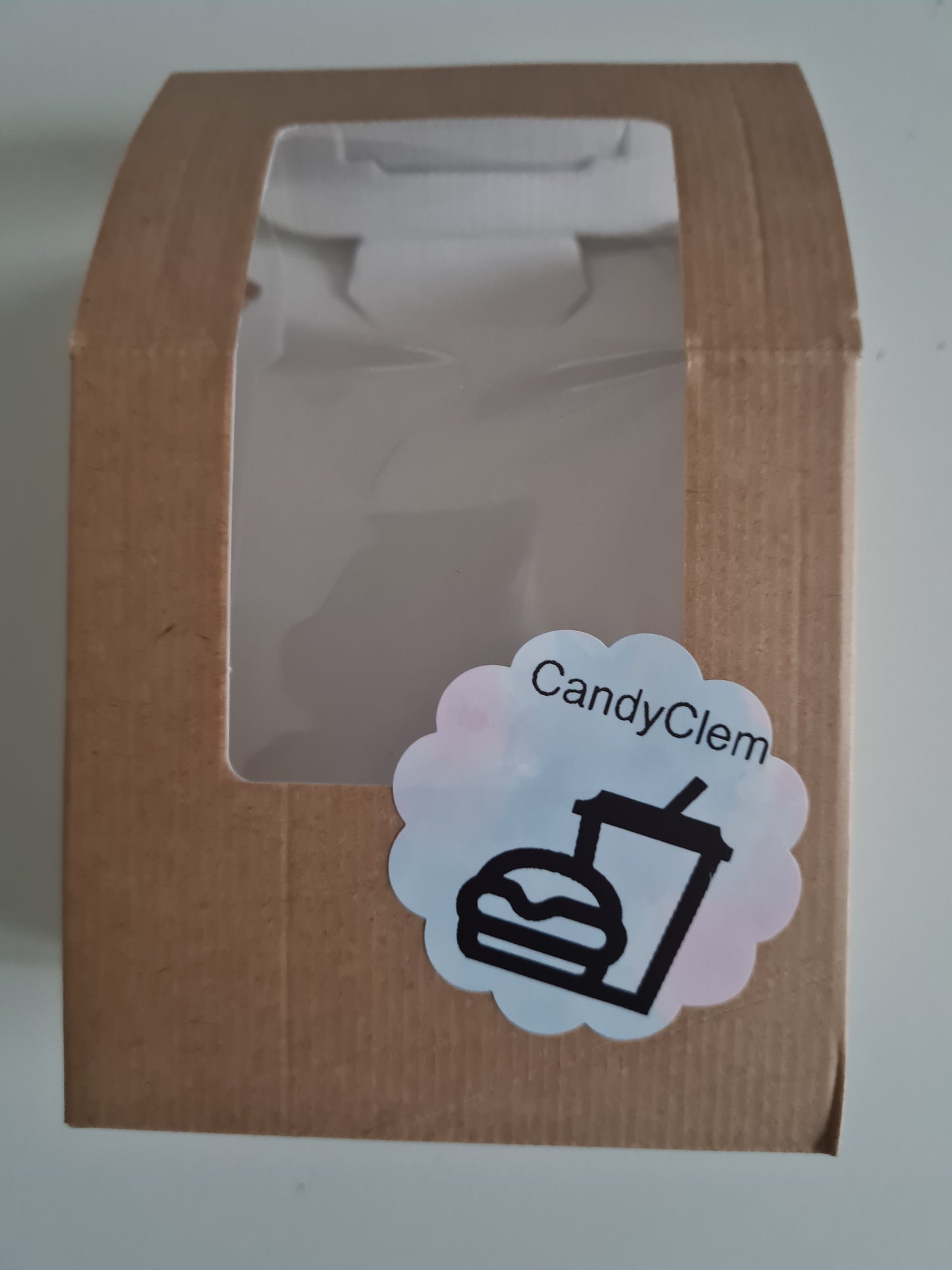 Boîte vide avec étiquette personnalisée